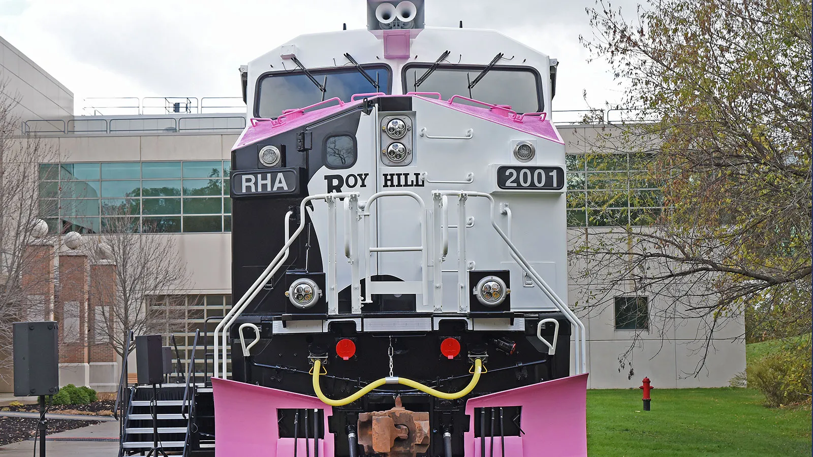 Wabtec and Roy Hill Unveil the First FLXdrive Battery Locomotive ...